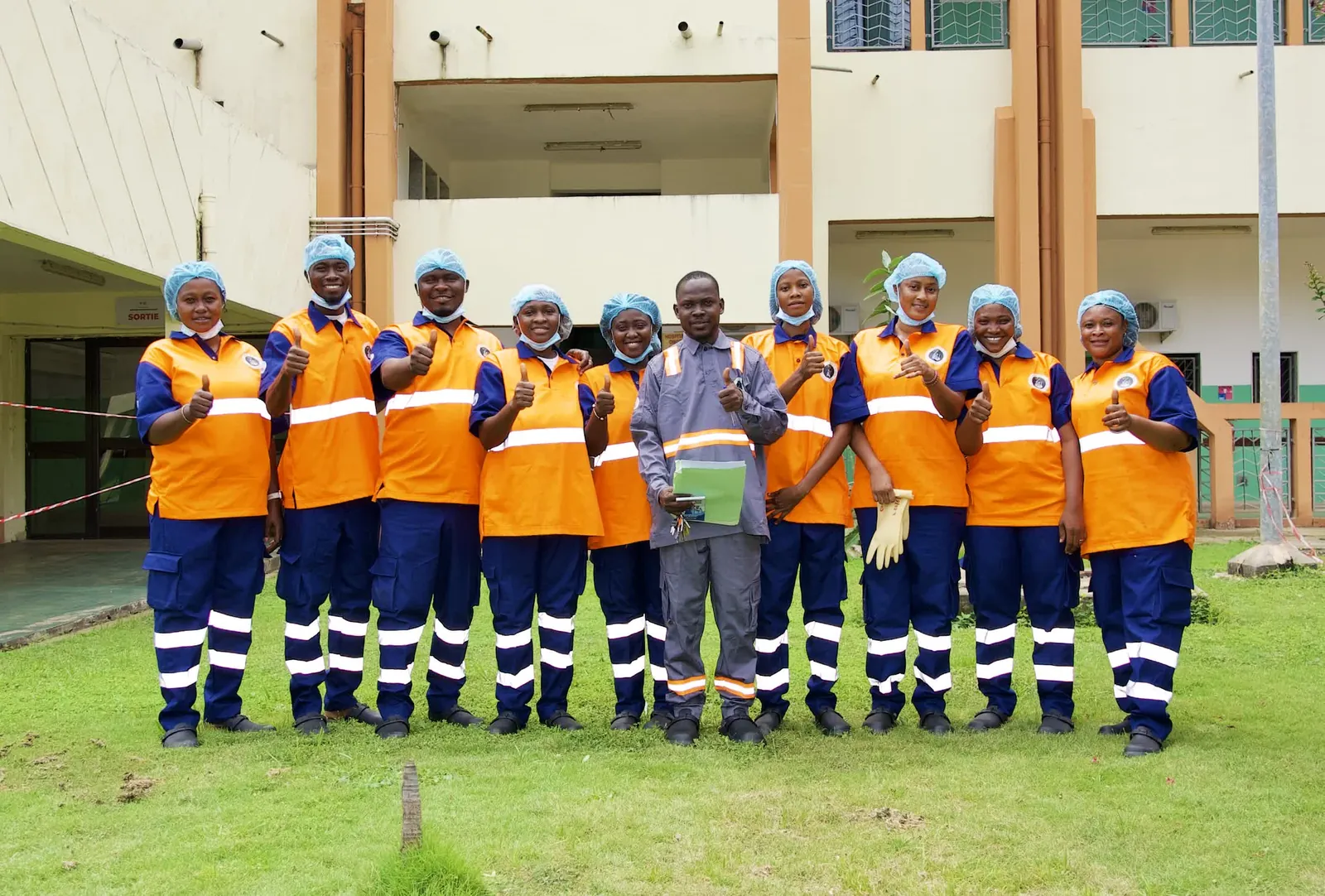 L'équipe SPC au complet en tenue bleu et orange à Conakry
